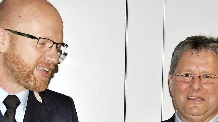 Kommandant Jörg Rumberg (links) bedankt sich beim scheidenden Vorsitzenden Harald Neugebauer. Fotos: von Dobschütz