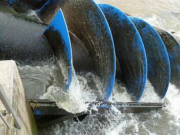 Wasserkraftschnecken neuerer Technik wie diese an der Regnitz will der Betreiber des geplanten Ökostromwerks in Michelau einsetzen. Sie gelten als fischfreundlicher als Turbinen. Zu Verletzungen und Tötungen kann es trotzdem kommen, so kritische Stimmen.  Foto: Ingenieurbürp Müller Kalchreuth