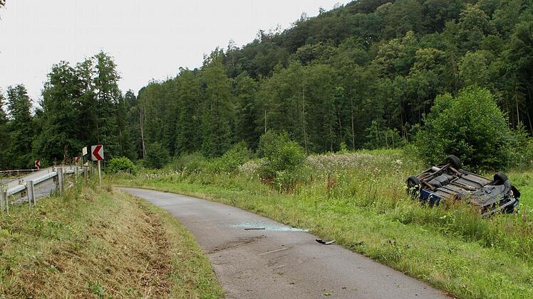 Neben dem Radweg landete der Fiat in einer Wiese.  Fotos: gg