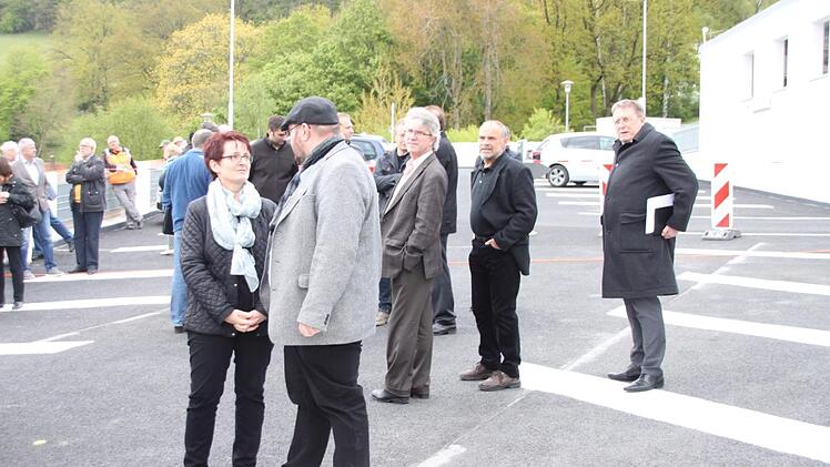 Die Gäste sehen sich auf der obersten Parkebene um. Foto: Stephan Tiroch