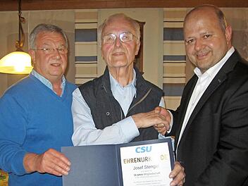 CSU-Vorsitzender Hermann Adelhardt, Josef Stengel und CSU-Landtagskandidat Holger Dremel (von links) bei der Ehrung des Ehrenvorsitzenden für 50 Jahre Mitgliedschaft Foto: privat
