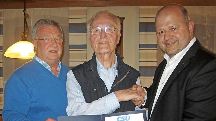 CSU-Vorsitzender Hermann Adelhardt, Josef Stengel und CSU-Landtagskandidat Holger Dremel (von links) bei der Ehrung des Ehrenvorsitzenden für 50 Jahre Mitgliedschaft Foto: privat