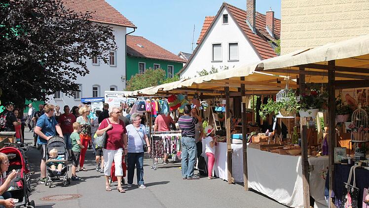 Frühjahrsmarkt und Fischerfest lockten viele Besucher nach Mitwitz. Foto: Herbert Fischer