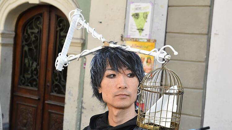 Tsubasa Watanabe - seine Accessoires regen den Betrachter zum Grübeln an. Foto: Ronald Rinklef