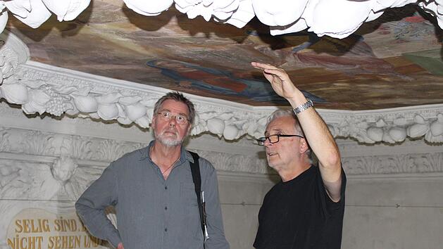 Restaurator Peter Turek (rechts) erkl&auml;rt dem Architekten Karl-Heinz H&ouml;fner, welche Sch&auml;den die Stuckdecke aufweist. Foto: Cindy D&ouml;tschel