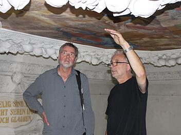 Restaurator Peter Turek (rechts) erklärt dem Architekten Karl-Heinz Höfner, welche Schäden die Stuckdecke aufweist. Foto: Cindy Dötschel