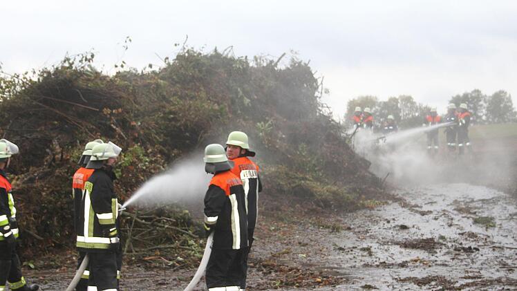 Das Grüngut stand in lodernden Flammen. 70 Feuerwehrleute waren im Einsatz.Sonny Adam