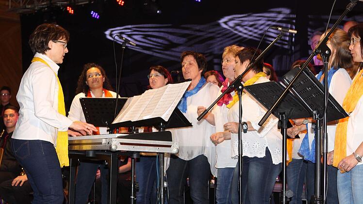 Der Gospelchor Kronach war zum zweiten Mal in Neufang zu Gast und hatte wieder die FGW Big-Band mitgebracht. Foto: Michael Wunder
