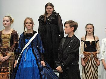 Queen Victoria wurde beim Theaterstück des Coburger Kindertheaters "Cobi" sowohl als junge Frau (blaues Kleid) als auch als trauernde Witwe (in Schwarz) dargestellt. Foto: Edwin Meißinger