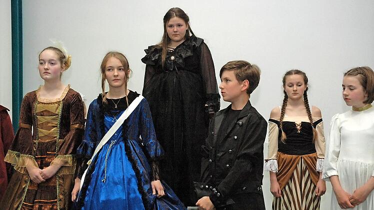 Queen Victoria wurde beim Theaterstück des Coburger Kindertheaters "Cobi" sowohl als junge Frau (blaues Kleid) als auch als trauernde Witwe (in Schwarz) dargestellt. Foto: Edwin Meißinger