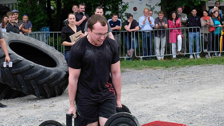 Farmer´s Walk: mit 80 Kilo an jeder Hand möglichst weit gehen. Foto: Gerd Schaar