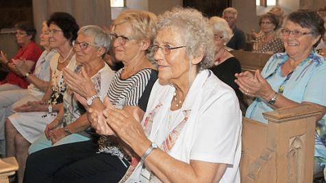 Wenn in der Kirche eine Polka erklingt, darf auch mitgeklatscht werden, entschieden die Konzertbesucher. Fotos: Sonny Adam
