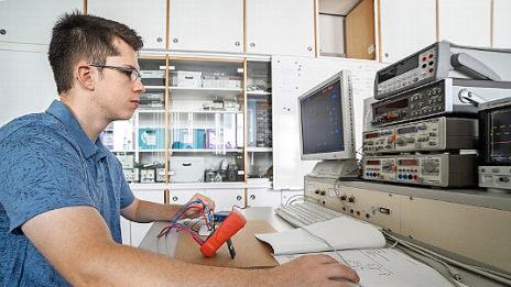 Elektrotechnik-Student Hannes Hartmann kommt im Oktober ins dritte Semester. Grundlagen der Praxis lernt er im Labor, den Rest online.
