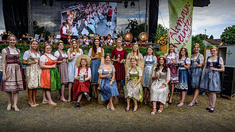 Wie gewohnt zählen die Fränkische Weinkönigin, die Abt-Degen Weintal Prinzessin, die Sander Weinprinzessin und zahlreiche weitere Weinhoheiten aus den umliegenden Weinanbaugebieten zu den Ehrengästen.