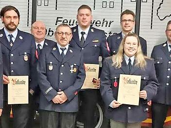 Ehrungen bei der Feuerwehr Oberlangenstadt: (von links) Thomas Meyer, Wolfgang Neumann, Michael Flieger, Lothar Friedlein, J&uuml;rgen Namer, Philipp Gratzke, Nina Friedlein, Lukas Kofer, J&ouml;rg Klimaschewski, J&ouml;rg Schramm, Markus Rieger, Frank Fischer