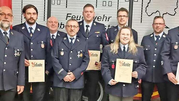 Ehrungen bei der Feuerwehr Oberlangenstadt: (von links) Thomas Meyer, Wolfgang Neumann, Michael Flieger, Lothar Friedlein, Jürgen Namer, Philipp Gratzke, Nina Friedlein, Lukas Kofer, Jörg Klimaschewski, Jörg Schramm, Markus Rieger, Frank Fischer