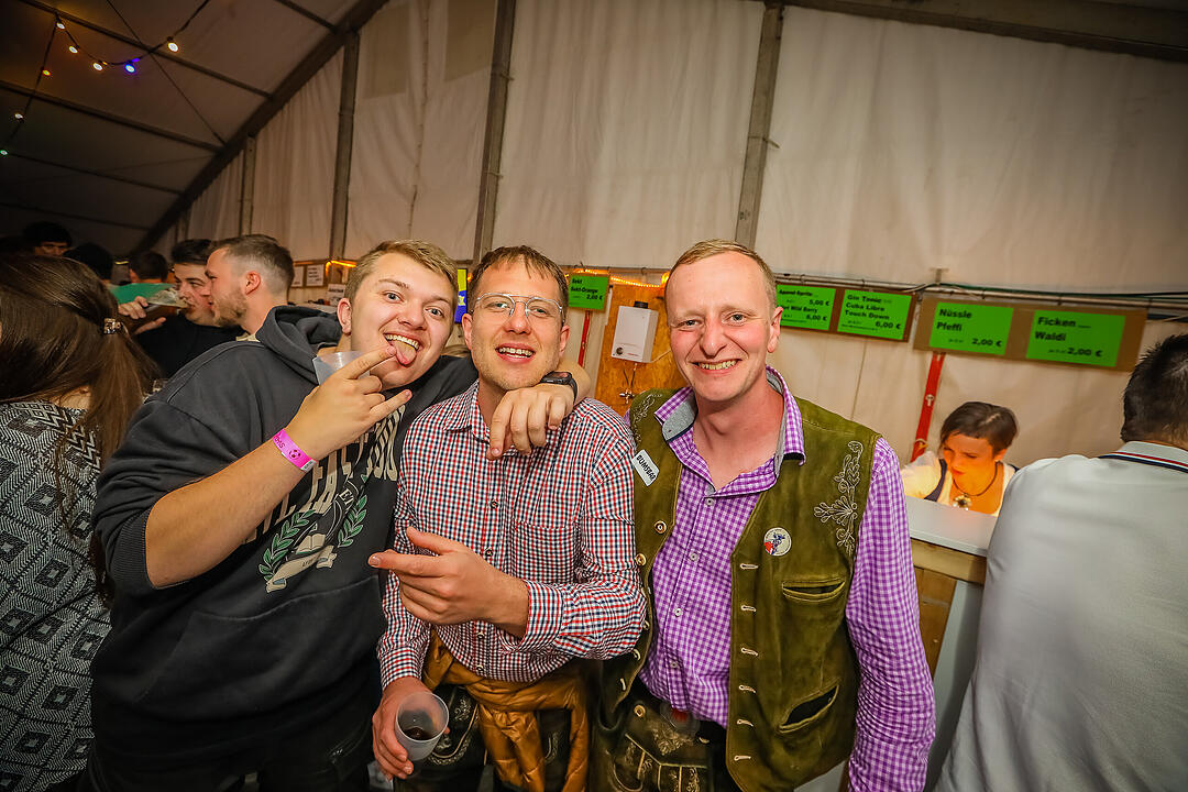 Samstagsparty im Festzelt!
