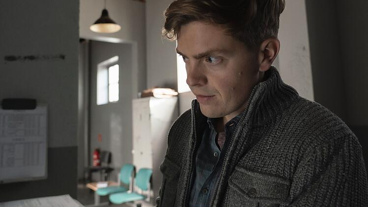 Kalli Hammermann (Ferdinand Hofer) macht sich seine Gedanken im Pr&auml;sidium.