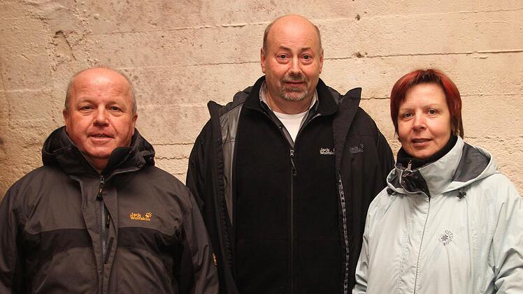 Die Stollen finden sie hochinteressant (von links) Karl-Heinz Kandler, Ewald Moser, Lisa Hofmann.