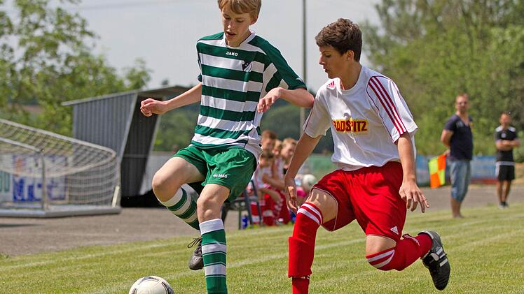 Der Friesener Jannis Bachinger (links) führt den Ball und wird von Rico Nassel angegriffen.  Foto: Heinrich Weiß
