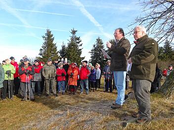 Wanderjahreröffnung auf dem Kreuzberg: Der Vorsitzende der Region Saale-Sinn, Thomas Hammelmann (2. von rechts) und Hauptkulturwart Jürgen Reinhardt (rechts) stimmen die Wanderer auf das Jahr 2014 ein. Foto: Marion Eckert