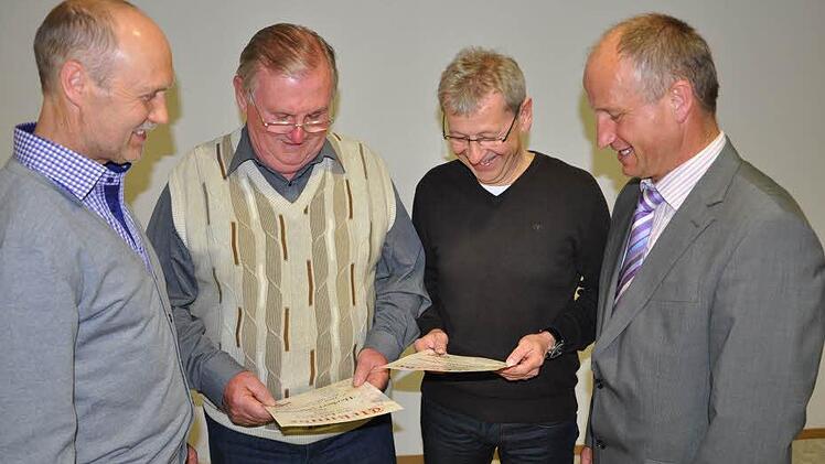 Vorsitzender Werner Keller, Herbert Memmel (60 Jahre Mitglied), Ehrenmitglied Ludwig Berninger, Alfred Erhard (von links) Foto: Daniel Wiener