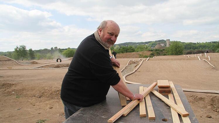 Der Vorsitzende des MCT Kulmbach, Helmut Schnittka, und die vielen freiwilligen Helfer werkeln noch, aber das erste Rennen steht. Foto: Sonja Adam