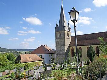 Im Schatten der Pfarrkirche Sankt Sebastian liegt der historische Friedhof in Mürsbach. Foto: Renate Neubecker