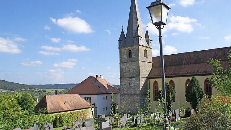 Im Schatten der Pfarrkirche Sankt Sebastian liegt der historische Friedhof in Mürsbach. Foto: Renate Neubecker