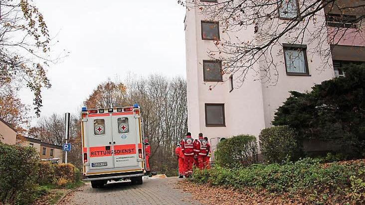 Ende des Einsatzes: Als diese Rettungskräfte ihre Abfahrt vorbereiteten, war kurz zuvor der kranke 28-Jährige ins Lichtenfelser Krankenhaus abtransportiert worden.