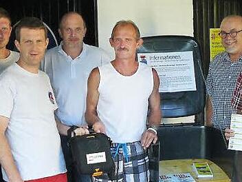 Stets griffbereit im Wasserwachtraum des Stadtsteinacher Freibads ist jetzt ein Defibrillator. Auch das "öffentliche Bücherregal" ist eine Neuerung. Unser Bild zeigt (von links) Sebastian Siegel, Martin Hempfling, Ronald Beyerlein, Holger Hattinger (alle Wasserwacht), Bademeister Thomas Ströhlein, Hans Kotschenreuther vom Fremdenverkehrsamt und Bürgermeister Roland Wolfrum. Foto: Klaus-Peter Wulf