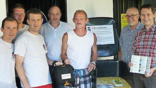 Stets griffbereit im Wasserwachtraum des Stadtsteinacher Freibads ist jetzt ein Defibrillator. Auch das "öffentliche Bücherregal" ist eine Neuerung. Unser Bild zeigt (von links) Sebastian Siegel, Martin Hempfling, Ronald Beyerlein, Holger Hattinger (alle Wasserwacht), Bademeister Thomas Ströhlein, Hans Kotschenreuther vom Fremdenverkehrsamt und Bürgermeister Roland Wolfrum. Foto: Klaus-Peter Wulf