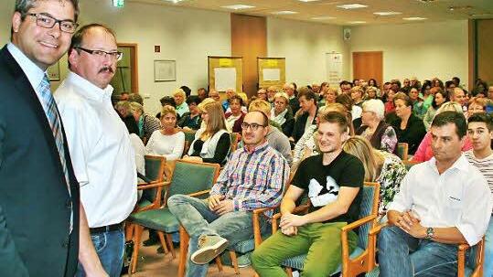 Robert Weber (rechts) und Thomas Stadler vom BRK freuen sich über die Welle der Hilfsbereitschaft.