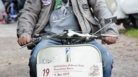 Horst Klaus auf seiner seltenen Hoffmann-Vespa aus dem Jahre 1950