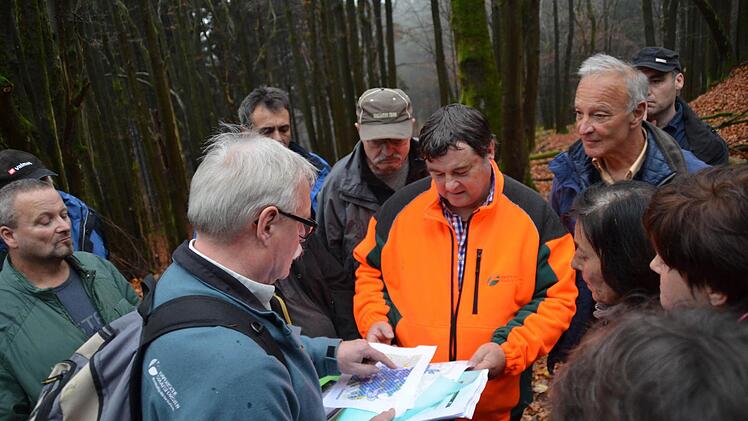 DSC 7311 - Hier erklären Forstbetriebsleiter Wolfram Zeller (vorne mit Rucksack) und Revierförster Richard Henneberger (orangefarbene Jacke) die Ausmaße der Kernzone im Revier Stangenroth.