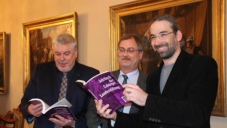Blättern im neuen Jahrbuch (von links): Oberbürgermeister und Vorsitzender der Coburger Landesstiftung Norbert Tessmer, die Autoren Alfred Geibig und Harald Grieb. Foto: Simone Bastian