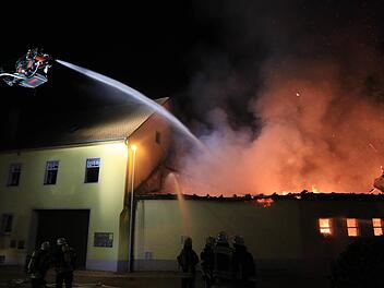 Flammen schlagen aus dem brennenden Gebäude in Frensdorf. Rund 200 Feuerwehrleute waren im Einsatz, um den Brand unter Kontrolle zu bringen. Foto: News5/Merzbach