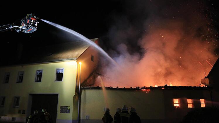 Flammen schlagen aus dem brennenden Gebäude in Frensdorf. Rund 200 Feuerwehrleute waren im Einsatz, um den Brand unter Kontrolle zu bringen. Foto: News5/Merzbach