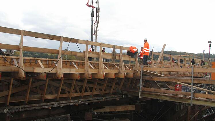 Bei der Untersteinacher Brücke, die im Zuge der Ortsumgehung erstellt wird, werden Widerlager und Mittelteile in einem gegossen. Foto: Sonny Adam