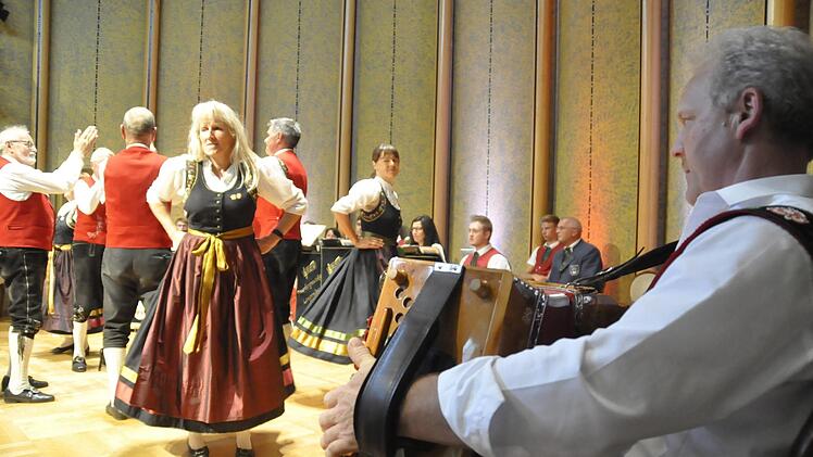 Die Maßbacher Volkstänzer. Foto: Peter Klopf