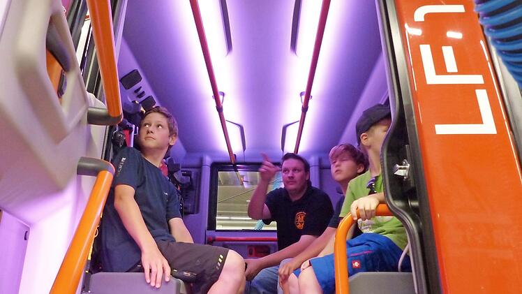 Mit großen Augen erkunden die Kinder einen Feuerwehrwagen.  Fotos: Pauline Lindner