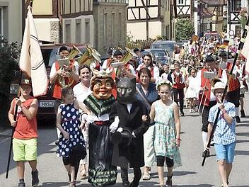 Das Katzenkopfpaar leitete die erwartungsvolle Schülerschar durch die Altstadt von Königsberg auf den Festplatz.  Foto: Gerold Snater