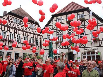 Feuerrote Luftballons ließen die Mitarbeiter der Firma Remog am vergangenen Freitag bei der Kundgebung steigen. Foto: Dieter Britz