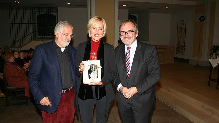 Unter der Überschrift "Von der Gutenberg- in die Zuckerberggalaxis" zeigten Petra Gerster und Christian Nürnberger (links) in der Morizkirche Fluch und Segen der "fünften Gewalt" auf. Dekan Andreas Kleefeld, zeigte sich beeindruckt von den fundamentierten Aussagen des Ehepaares.