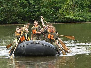 Mit vereinten Kr&auml;ften ging es flott auf der Saale voran.  Foto: Wedler