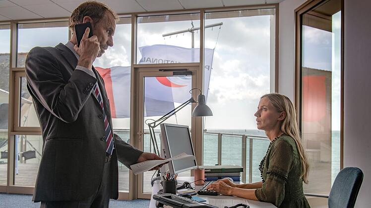 Ein ewiger Wettkampf: Wer wird schneller den Auftrag des Kommissars erfüllen - Kadeg (Jan Georg Schütte) oder Nolwenn (Annika Blendl)?