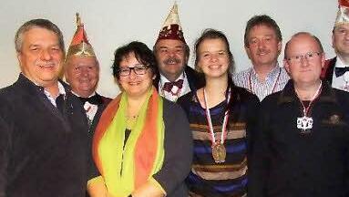 Für alle Geehrten war die Überraschung perfekt, beim Faschingsauftakt der KoKaGe Wiesentheid vom Fasnachtsverband Franken geehrt zu werden: Harald Klinger, Wolfgang Stöcker, Ingrid Klinger, Norbert Schober (FVF), Julia Zink, Markus Buchholz, Peter Junker, Stefan Freund, Dieter Kewersun.