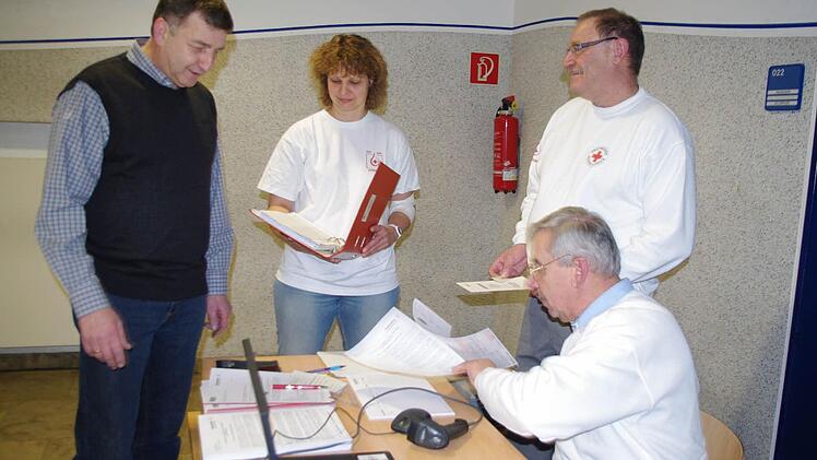 Blutspender Clemens Neubauer meldet sich bei den ehrenamtlichen Helfern Mandy Büttner, Blutspende-Beauftragten Ingbert Weigelt und Heinz Karschunke (von links) zu seiner 33. Blutspende an.