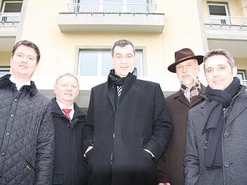 Schulterschluss (von links): Der Abgeordnete Sandro Kirchner, Landrat Thomas Bold, Finanzminister Markus Söder. OB Kay Blankenburg und Kurdirektor Frank Oette vor einem Teil des Ex-Steigenberger Hotels, das 2014 auf Kosten des Freistaats abgerissen wird. Foto: Edgar Bartl