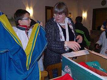 Kirchenpflegerin Elli Lummel-Müller behält den Überblick: Welche Größe braucht Christian, wo sind die Kordeln, und müssen die weiten Ärmel der Untergewänder nicht enger genäht werden? Zum Helferteam gehören auch Tanja Nikola-Spahn, Ilse Bub, Norbert Wahler, Brigitte Übelacker, Christine Vogler und Kirsten Zinn. Foto:Stephanie Elm